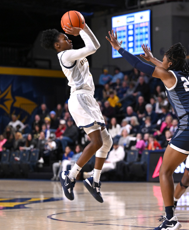 Keishana Washington on the basketball court